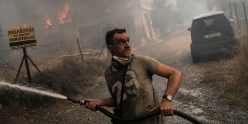 Řekové bojují s lesními požáry. V ohrožení je především okolí Atén