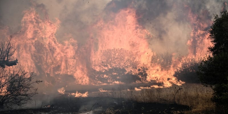 Řekové bojují s lesními požáry. V ohrožení je především okolí Atén.