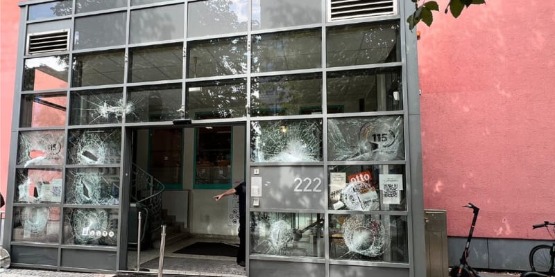 Rozbitý vstup do budovy imigračního úřadu v Magdeburku