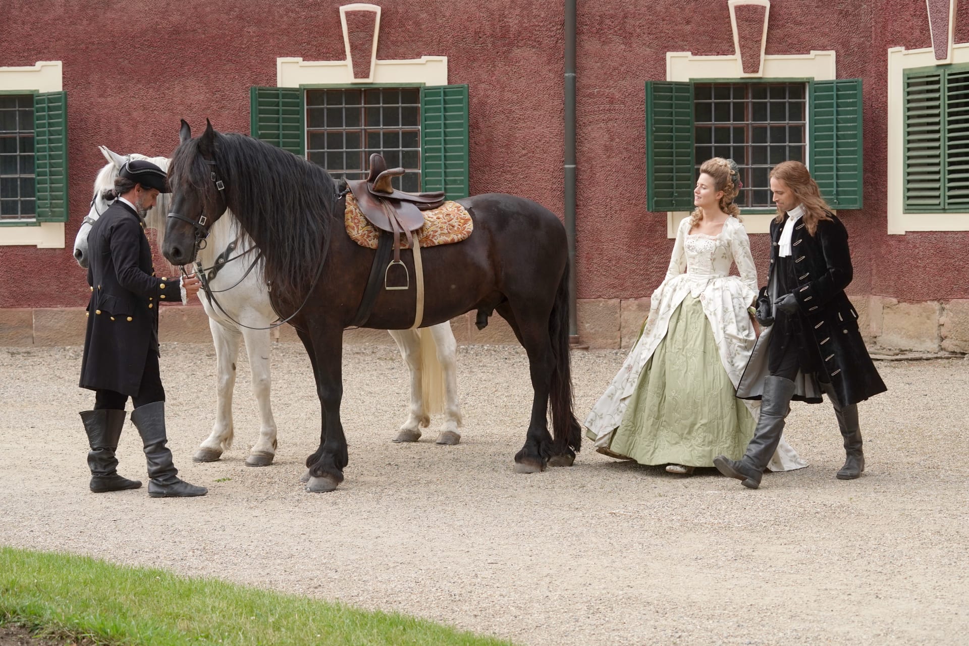 Emma i Robert se museli naučit jezdit na koni.
