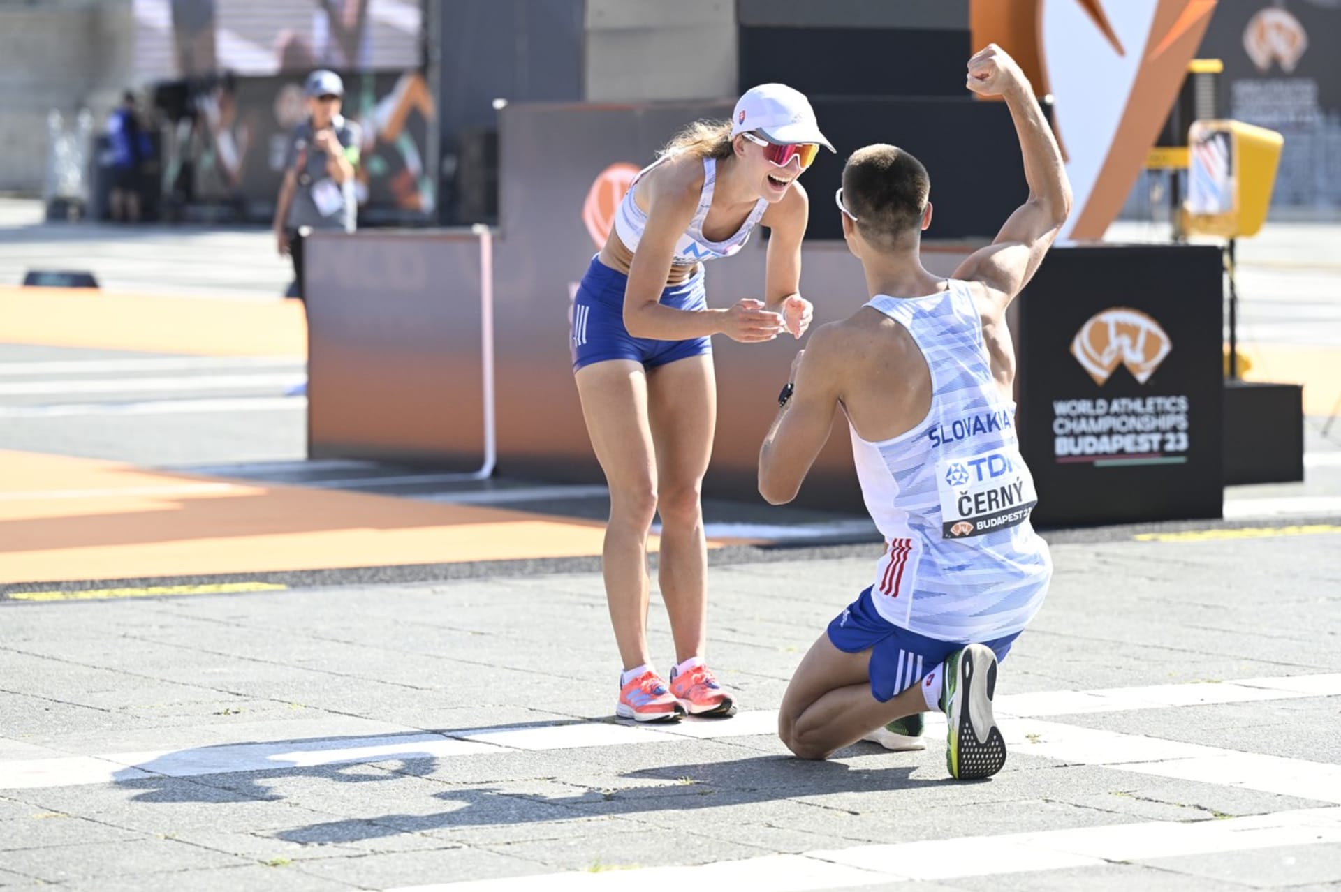 Ke zlatu sice měli slovenští chodci Dominik Černý a Hana Burzalová v závodě daleko, k oslavám i přesto byl důvod. Za cílovou čárou proběhla žádost o ruku.