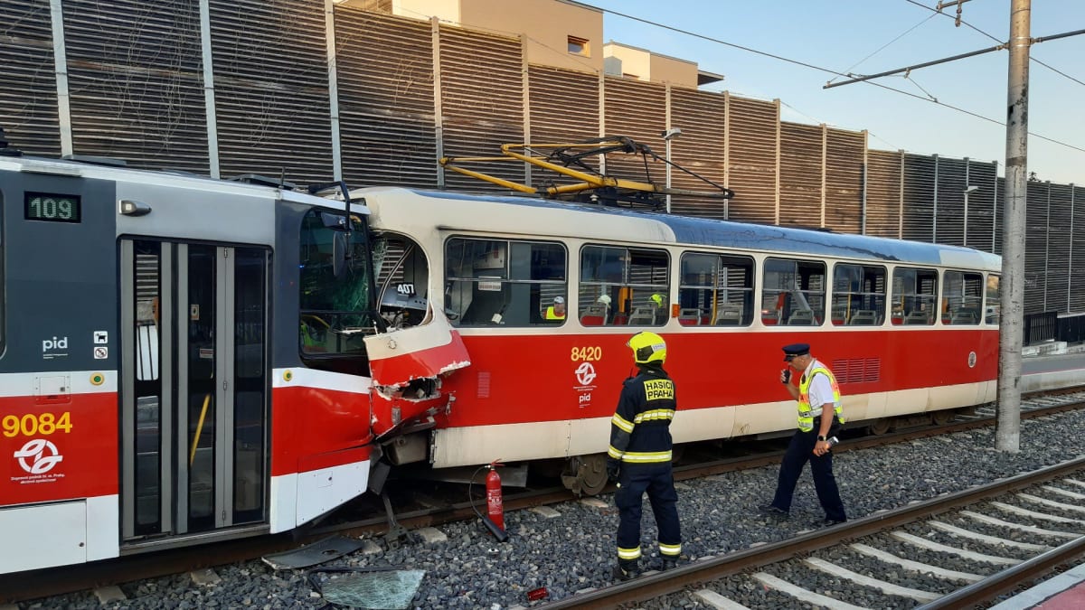 V Praze se srazily dvě tramvaje, dva lidé se při nehodě zranili.