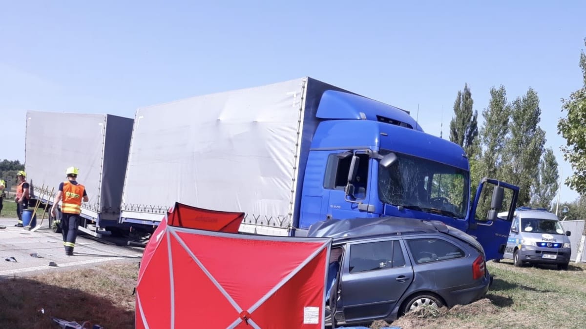 Při tragické nehodě zemřely tři osoby. Řidič Škody Octavie pravděpodobně přehlédl kamion jedoucí po hlavní silnici E55 u Kaplice a došlo ke střetu