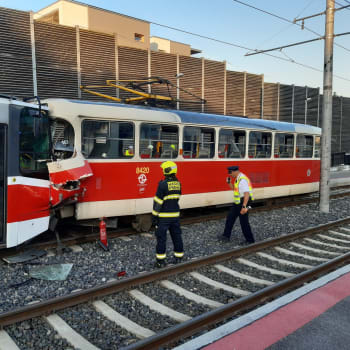 V Praze se srazily dvě tramvaje, dva lidé se při nehodě zranili.