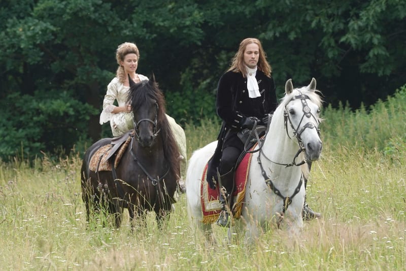 Emma i Robert se kvůli rolím museli naučit jezdit na koní.