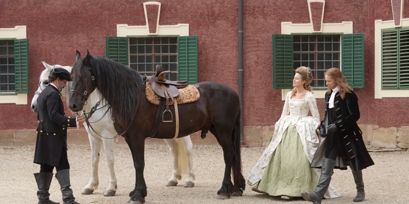 Emma i Robert se museli naučit jezdit na koní.