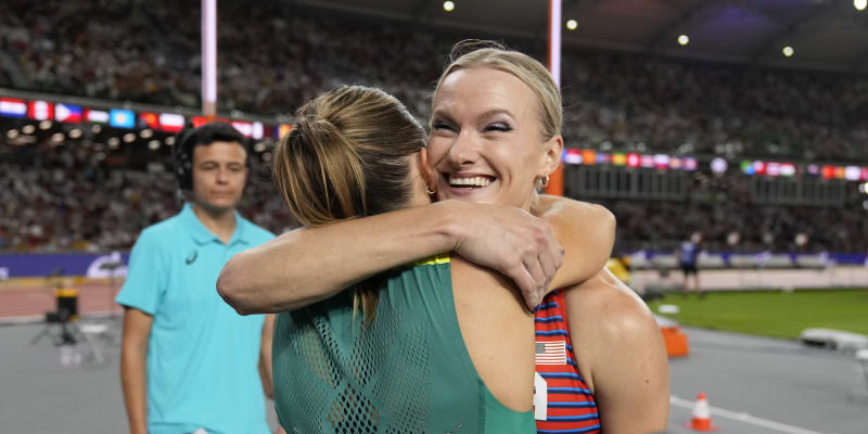 Tyčkařky Katie Moonová a Nina Kennedyová se rozdělily na mistrovství o zlatou medaili.