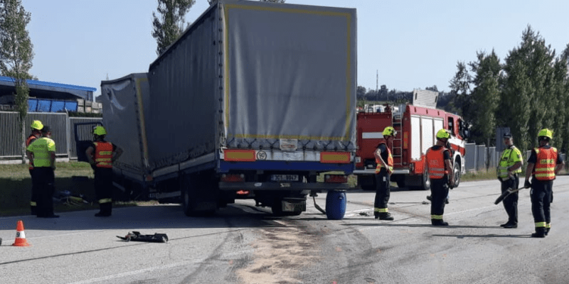 Při srážce osobního vozu s nákladním v Kaplici zemřeli tři lidé