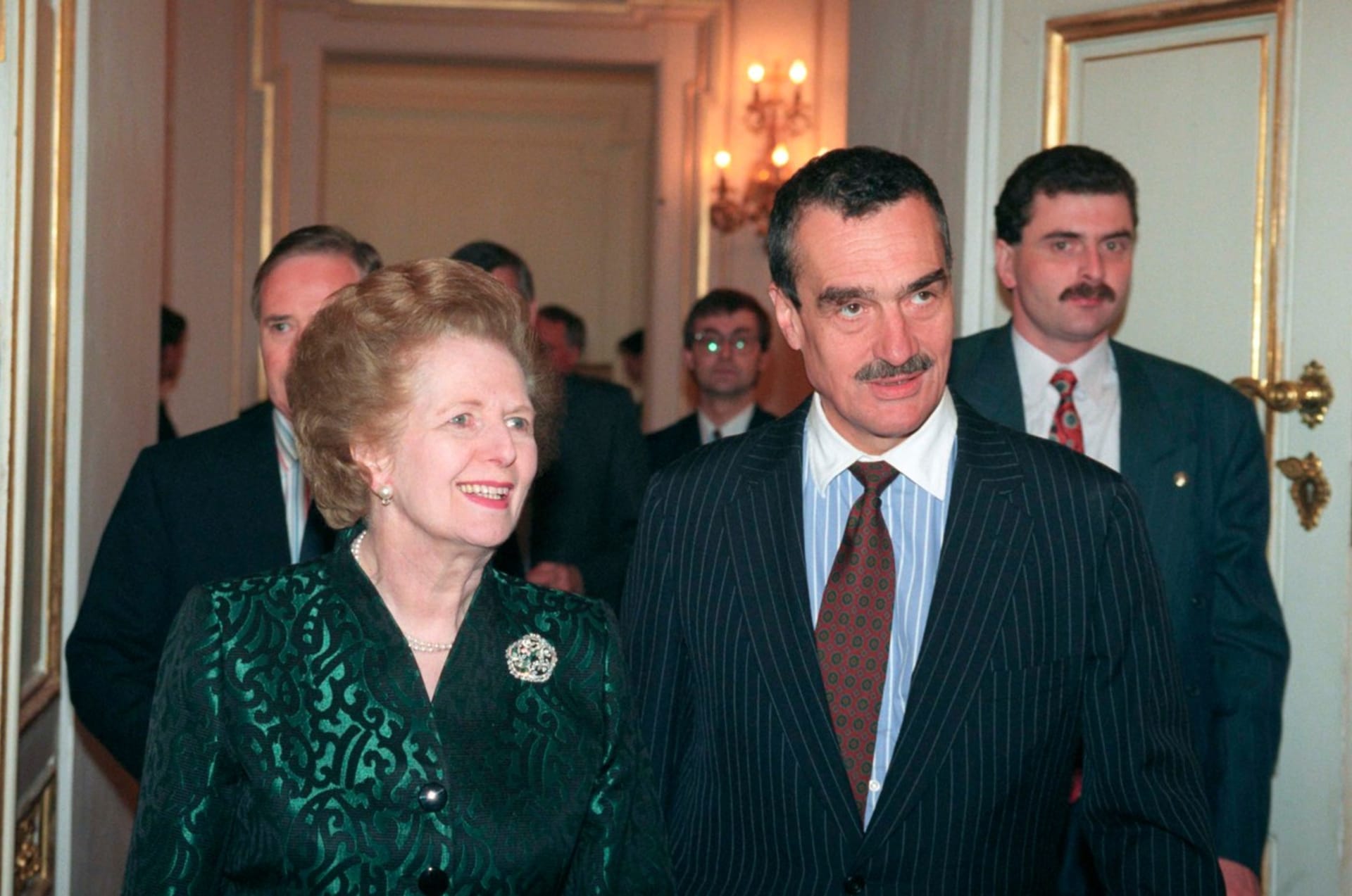 Bývalá britská premiérka Margaret Thatcherová přichází v roce 1996 v doprovodu Karla Schwarzenberga na setkání s prezidentem Václavem Havlem