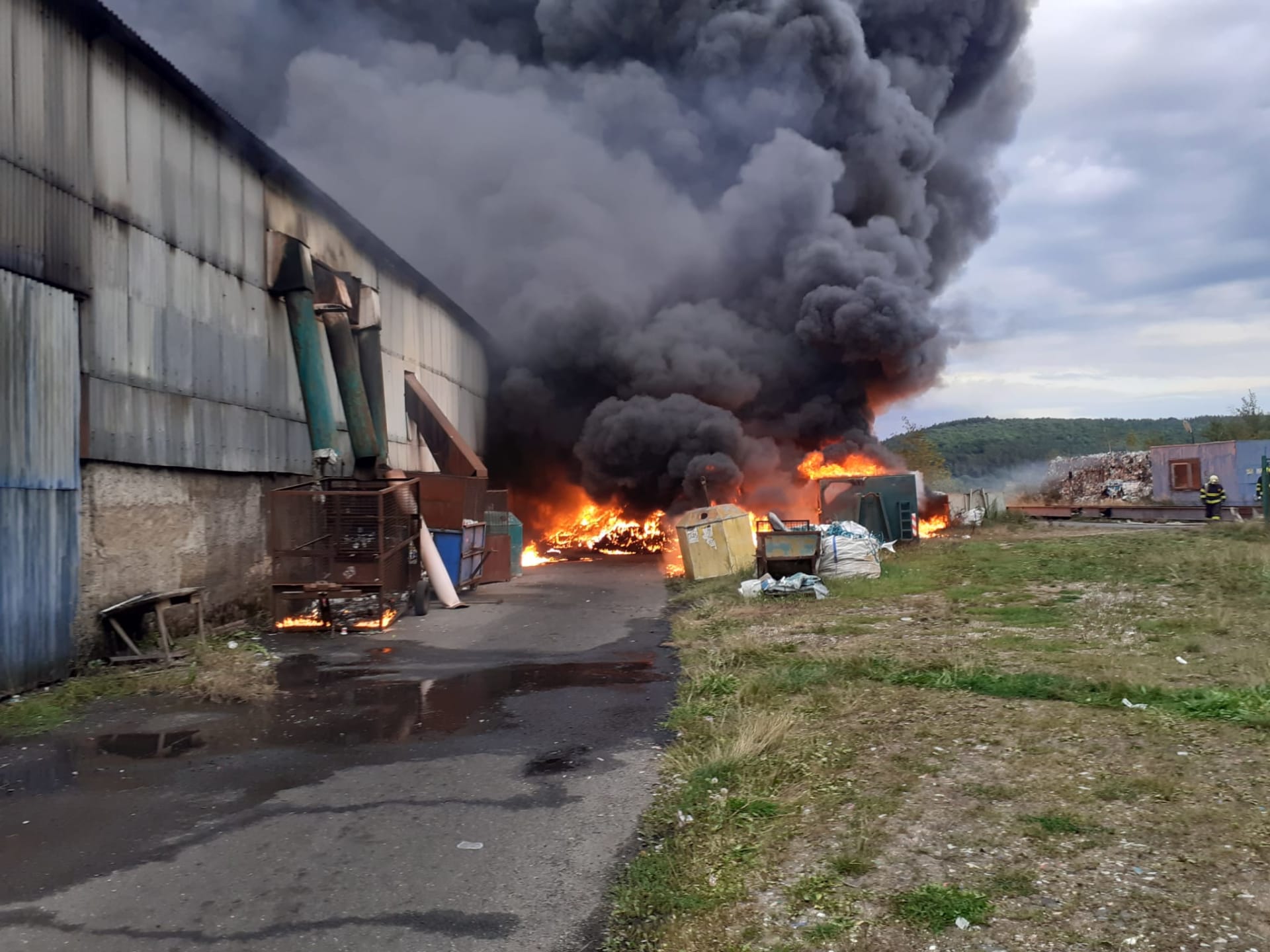 Hasiči zasahují u požáru třídírny odpadů v Dolních Hbitech na Příbramsku.