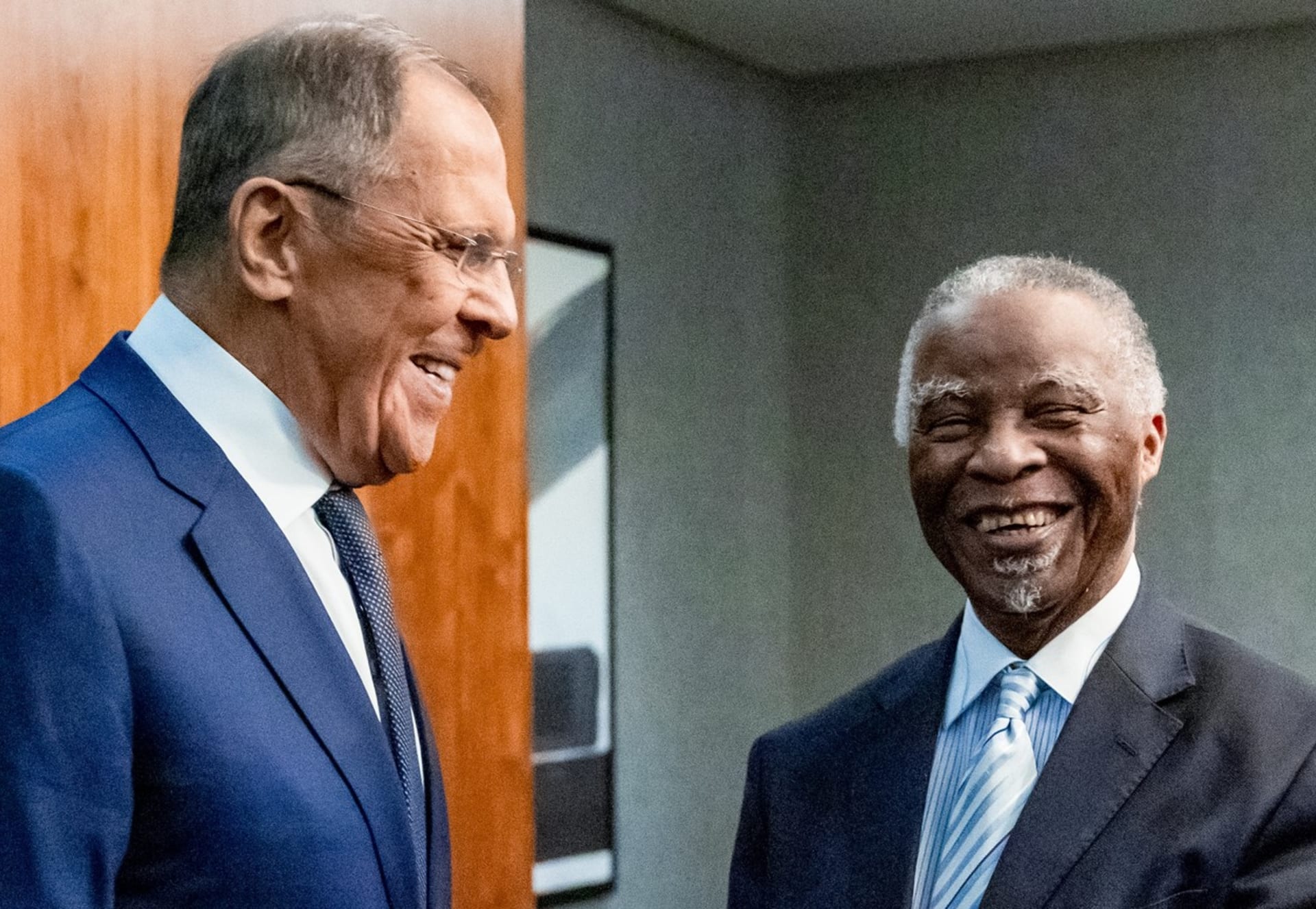 Při setkání Sergeje Lavrova s bývalým jihoafrickým prezidentem Thabem Mbekim bylo na summitu BRICS veselo.