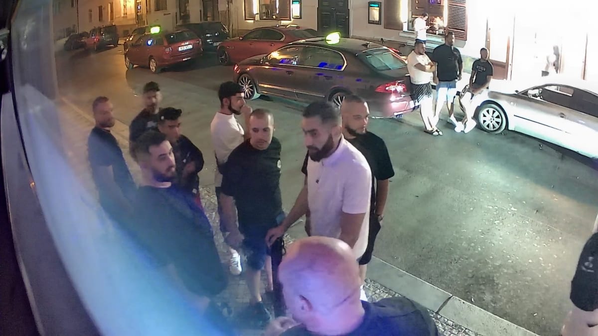 Policisté v Praze pátrají po skupině výtržníků.