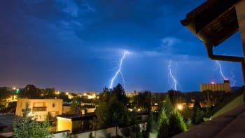 Na Česko se ženou silné bouřky s kroupami, meteorologové vydali výstrahu. Kde udeří?