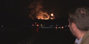 Nebývalý požár u elektrárny na Sokolovsku. Zásah hasičů pokračuje, pomáhají vrtulníky
