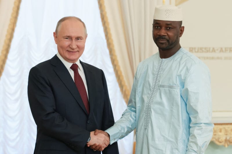 Vladimir Putin s lídrem malijské junty Assimi Goitou
