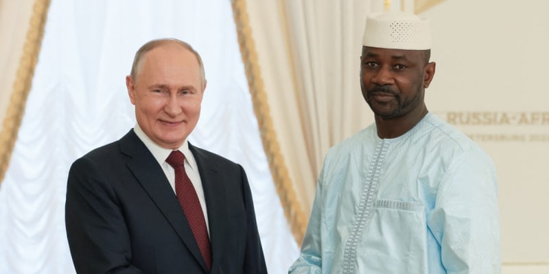 Vladimir Putin s lídrem malijské junty Assimi Goitou