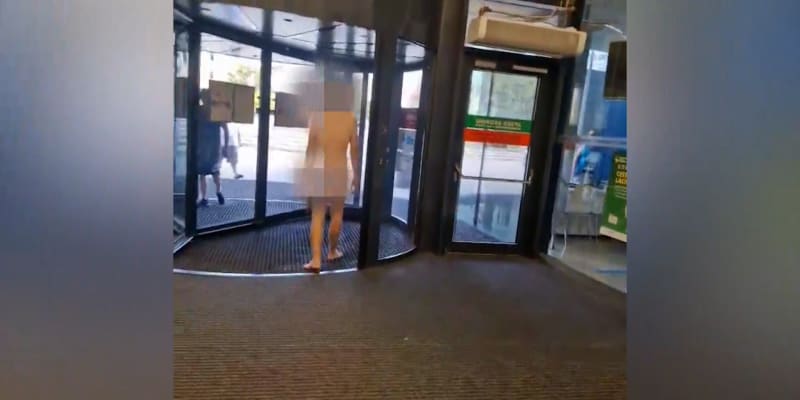 Po nahlášení, že se po centru Žiliny prochází nahý dospělý muž, na místo dorazili strážnici.
