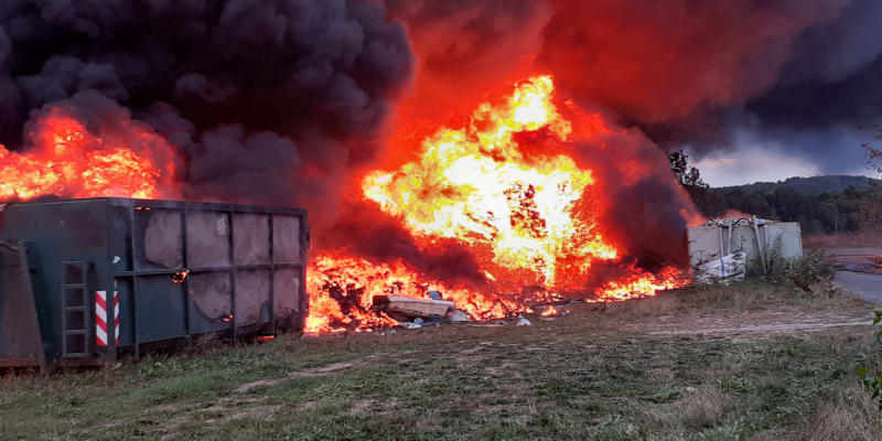 Hasiči zasahují u požáru třídírny odpadů v Dolních Hbitech na Příbramsku.