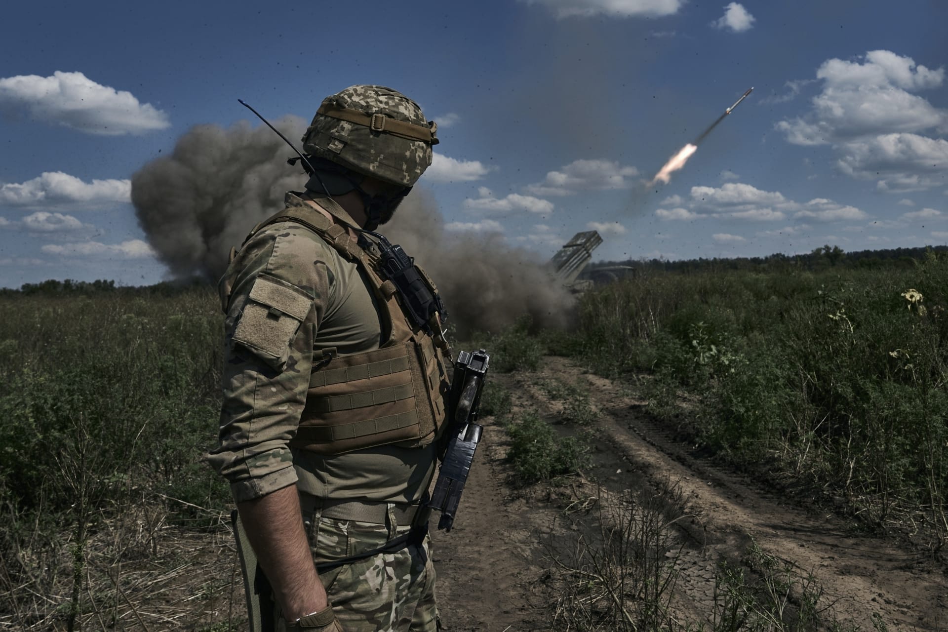 Ukrajinský voják sleduje práci raketometu Grad poblíž Bachmutu.