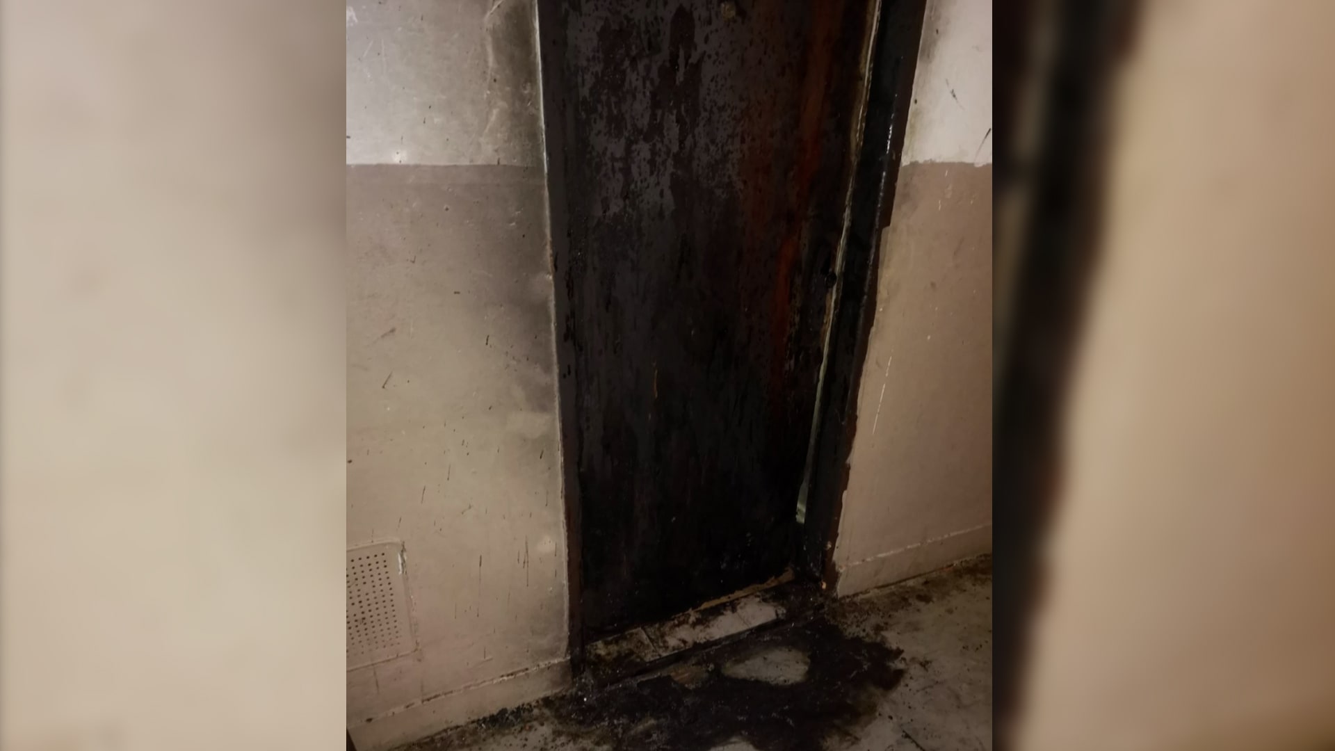 Muž na Slovensku zapálil dveře do bytu. Uvnitř byla žena s malým synem.