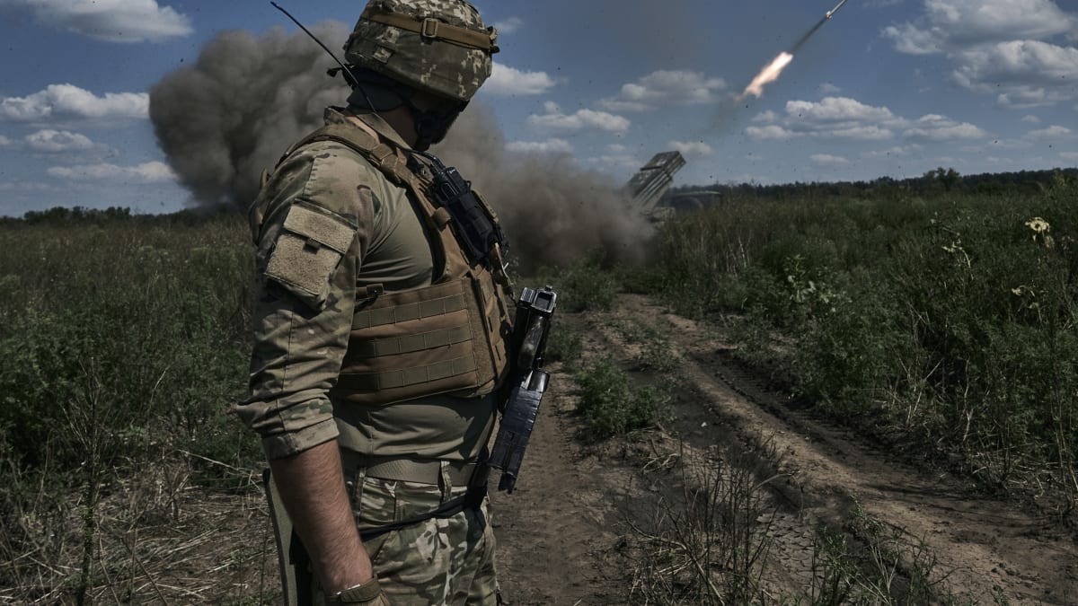 Ukrajinský voják sleduje práci raketometu Grad poblíž Bachmutu.