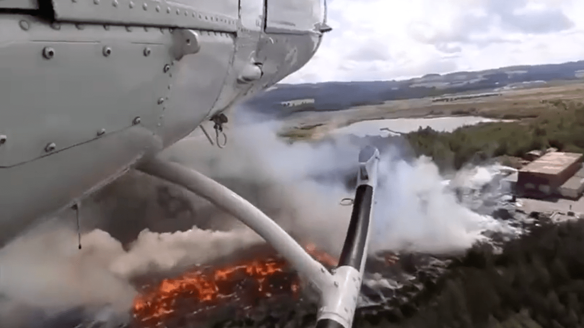 Hasiči zveřejnili exkluzivní záběry z paluby vrtulníku ukazující boj s požárem v Tisové