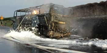 Autobus plný Čechů zachvátil v Polsku požár. Stroj téměř úplně shořel, píší média