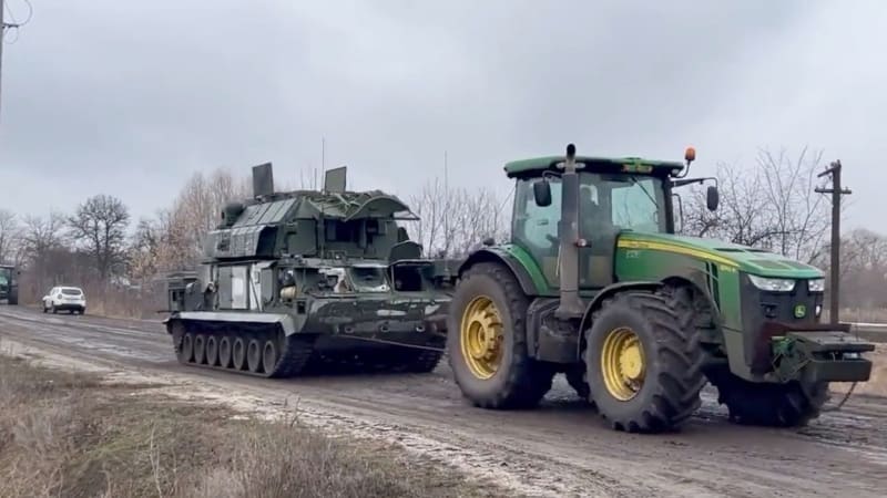 Ukrajinci opuštěnou nebo poničenou ruskou těžkou techniku v první fázi invaze často ukořistili díky traktorům.