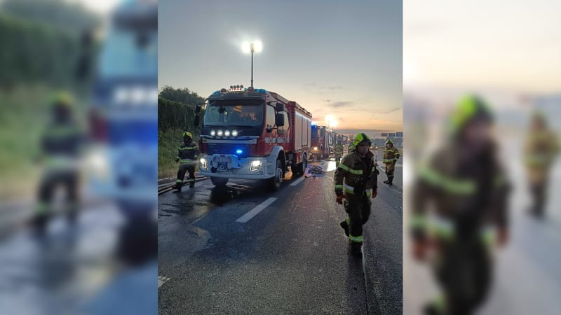 Na dálnici u krakovského letiště Balice na jihu Polska vzplál a téměř úplně shořel autobus převážející 35 lidí z Česka