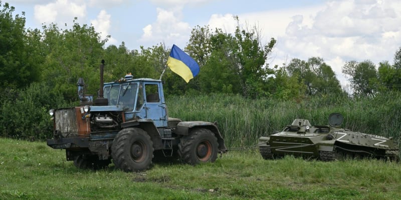 Ukrajinci opuštěnou nebo poničenou ruskou těžkou techniku v první fázi invaze často ukořistili díky traktorům.
