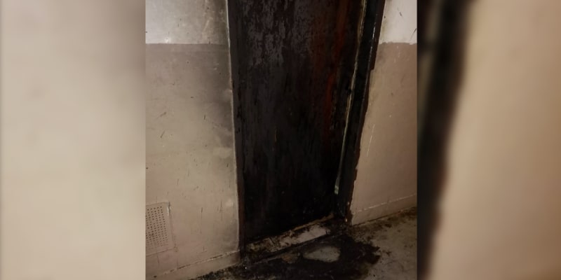 Muž na Slovensku zapálil dveře do bytu. Uvnitř byla žena s malým synem.