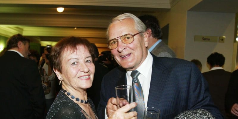 Se svou o dva roky starší ženou Naděždou, která zpívala v operetě v Teplicích se Vladimír Brabec seznámil během svého prvního divadelního angažmá v Mostě.