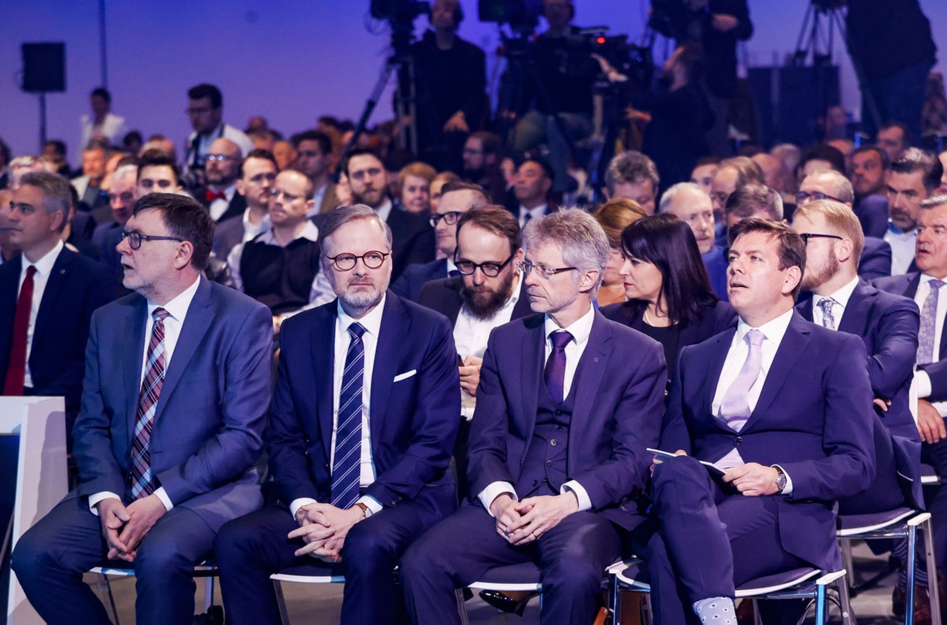Ideová konference ODS. Poradce František Cerha sedí v druhé řadě mezi Petrem Fialou a Milošem Vystrčilem