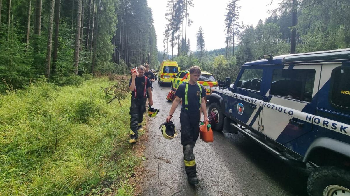 Při bouřce zlomené stromy v sobotu odpoledne v Beskydech vážně zranily dva turisty. Oba utrpěli těžká poranění a do nemocnic je přepravily vrtulníky letecké záchranné služby. 