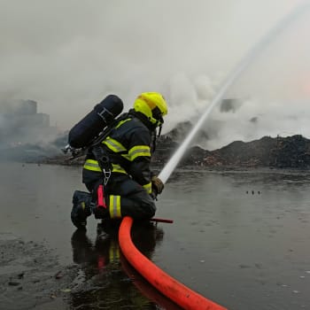 Po dnech práce se hasičům podařilo požár u elektrárny na Sokolovsku zmenšit na polovinu
