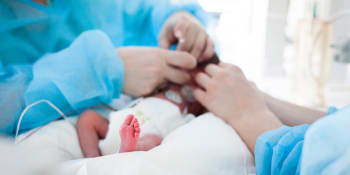 Šokující případ z Číny: V těle kojence našli lékaři šicí jehlu, propichovala mu srdce