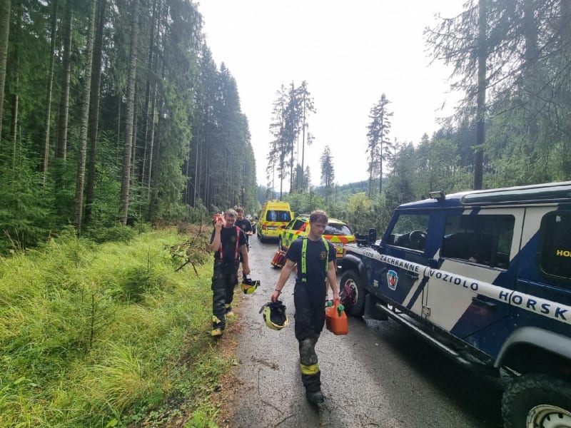 Při bouřce zlomené stromy v sobotu odpoledne v Beskydech vážně zranily dva turisty. Oba utrpěli těžká poranění a do nemocnic je přepravily vrtulníky letecké záchranné služby. 