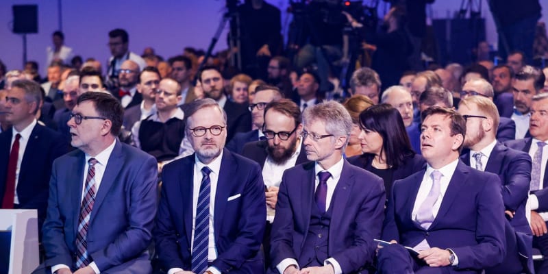 Ideová konference ODS. Poradce František Cerha sedí v druhé řadě mezi Petrem Fialou a Milošem Vystrčilem