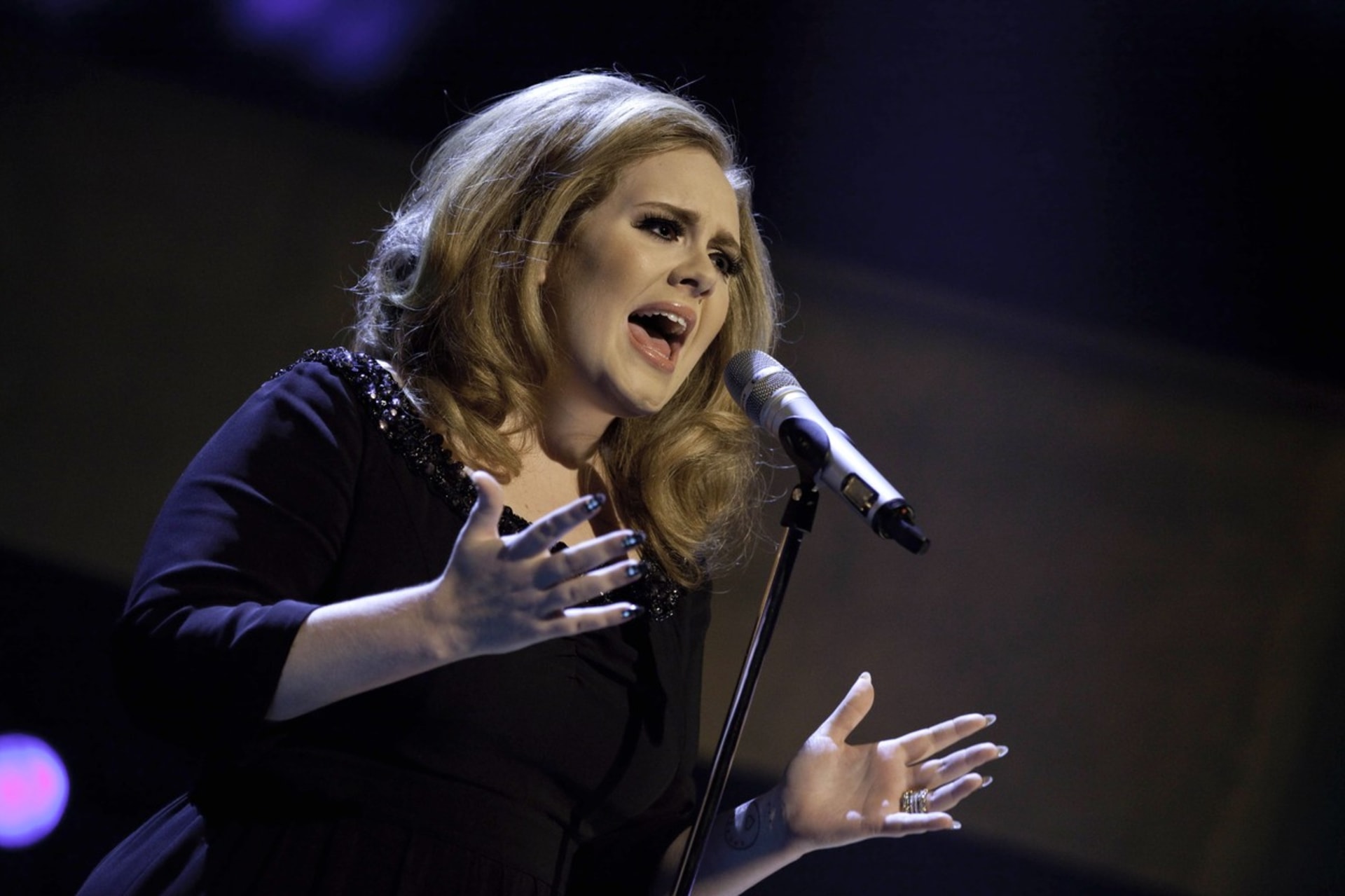 Když se zpěvačce Adele něco nelíbí, ozve se. 