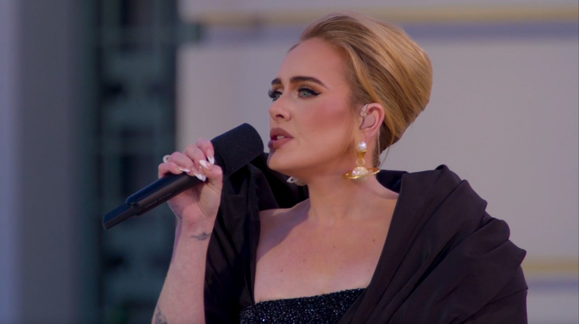 Zpěvačka Adele má osobitý styl líčení. Oči zvýrazněné černou linkou a řasenkou většinou doplní i o výraznou rtěnku.