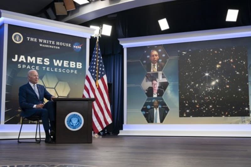 Prezident USA Joe Biden během videohovoru s představiteli NASA. Thomas Zurbuchen první shora