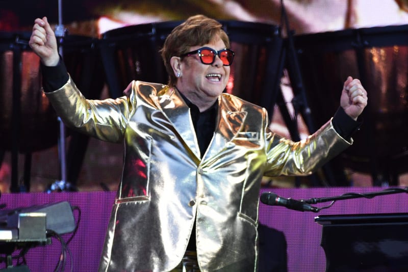Elton John byl hospitalizován.