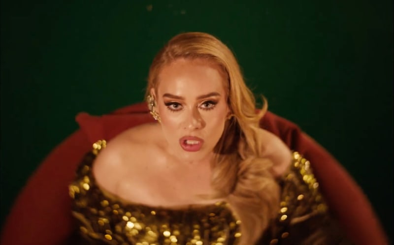 Adele ve svém novém videoklipu I Drink Wine