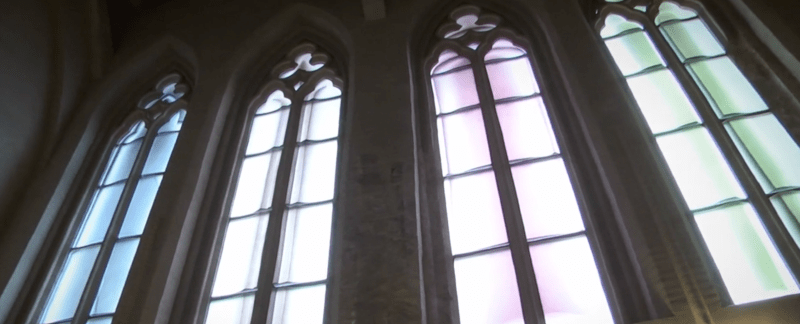 Barevné vitráže patří k novějším částem památky.