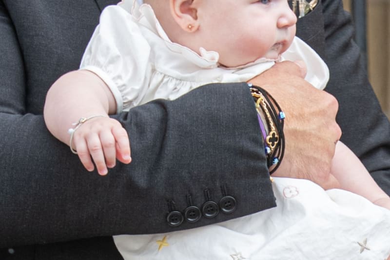 Malá Nina na křtu rovněž ukázala své první drobné šperky.