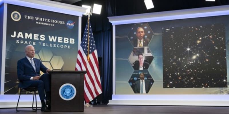 Prezident USA Joe Biden během videohovoru s představiteli NASA. Thomas Zurbuchen první shora