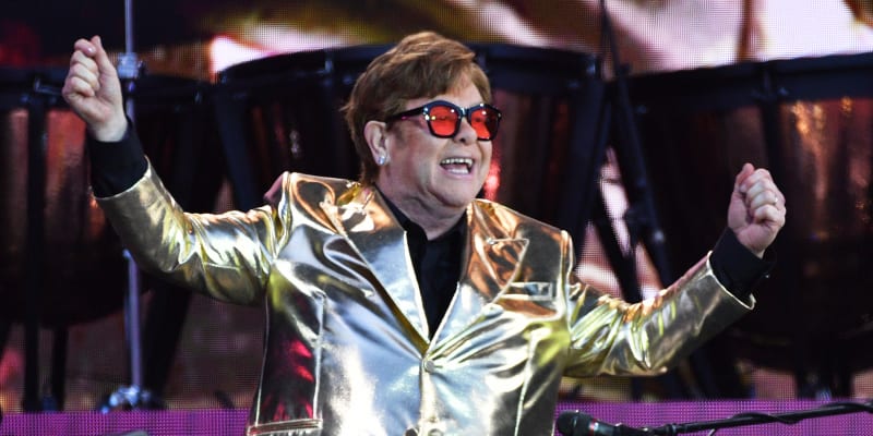 Elton John byl hospitalizován.