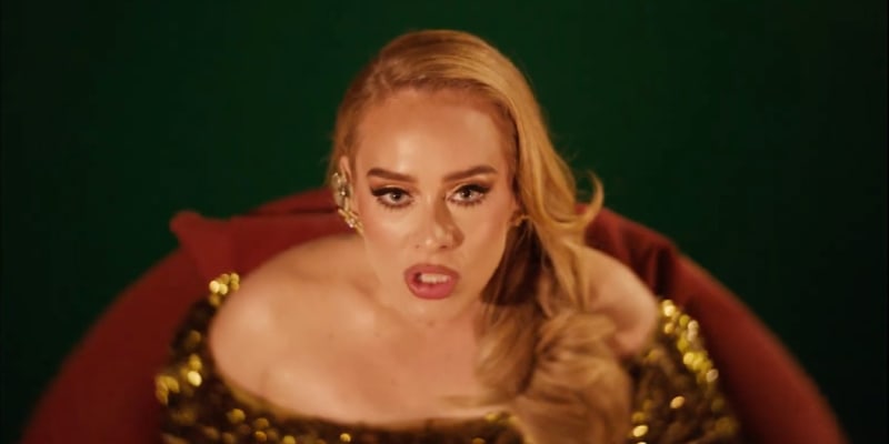 Adele ve svém novém videoklipu I Drink Wine