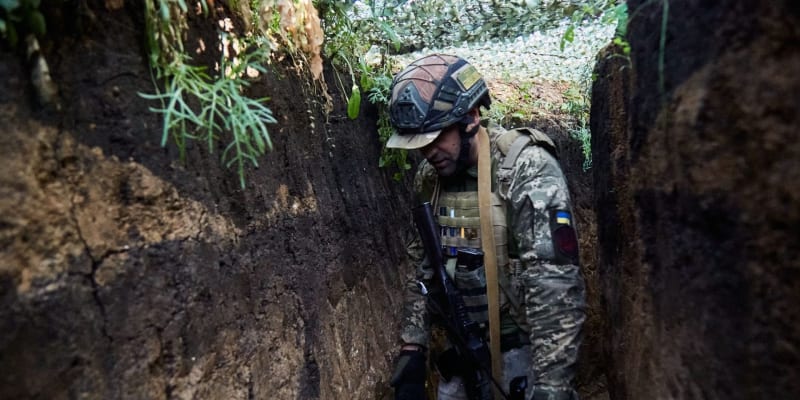 Ukrajinský voják v zákopu