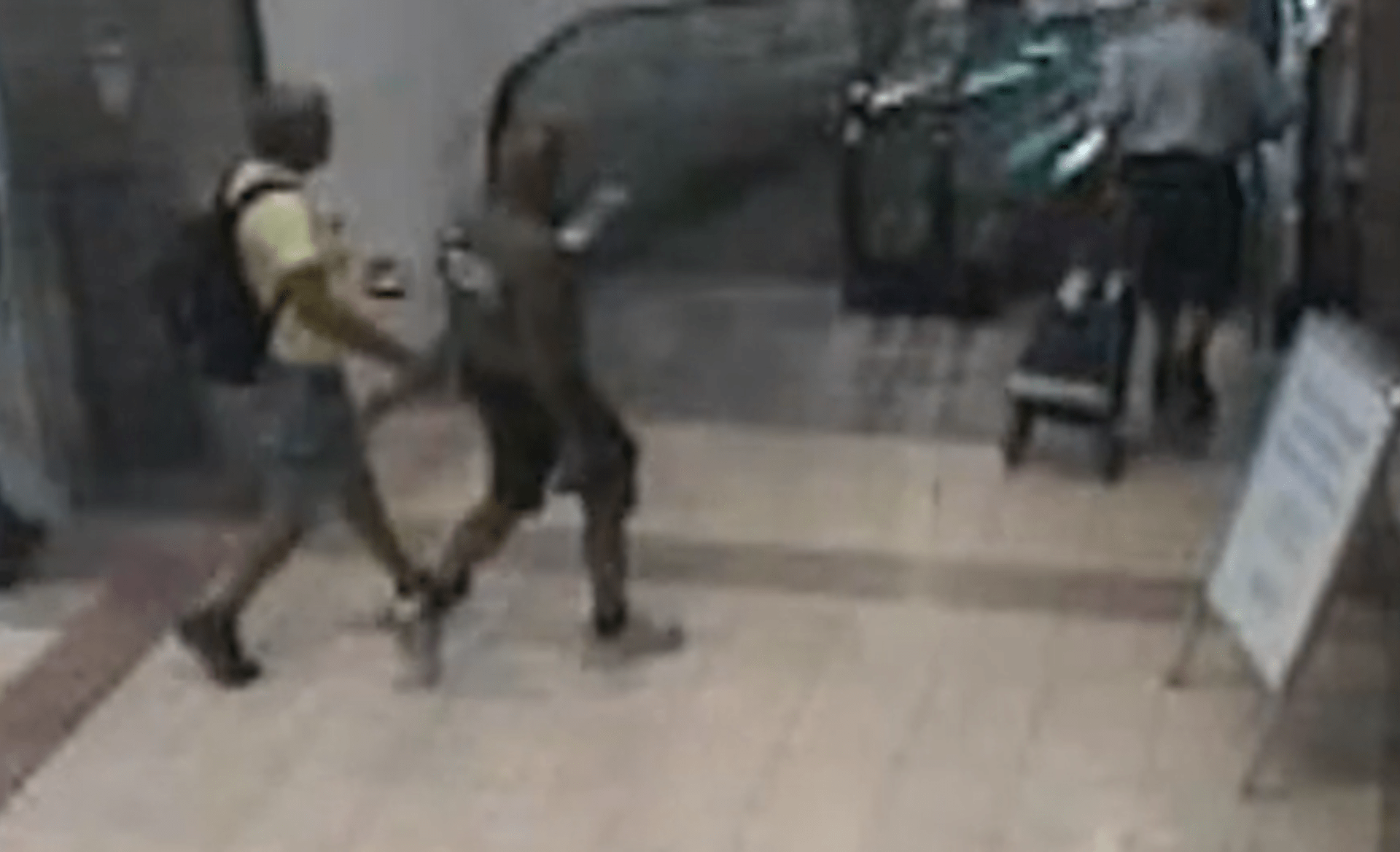Seniora napadli dva muži v obchodním centru ve Strašnicích.